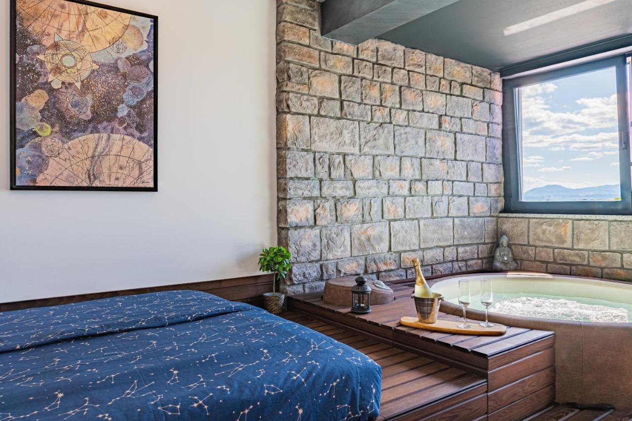 Jacuzzi - Flexible Selfcheckins 20 - Zagreb - Luxury - Garage - Smart - Brand New - Apartments Repinc Bagian luar foto
