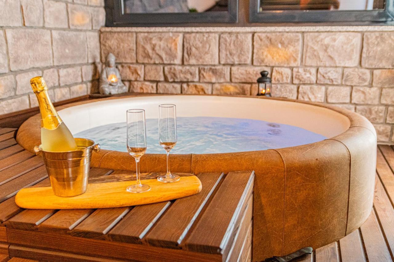 Jacuzzi - Flexible Selfcheckins 20 - Zagreb - Luxury - Garage - Smart - Brand New - Apartments Repinc Bagian luar foto